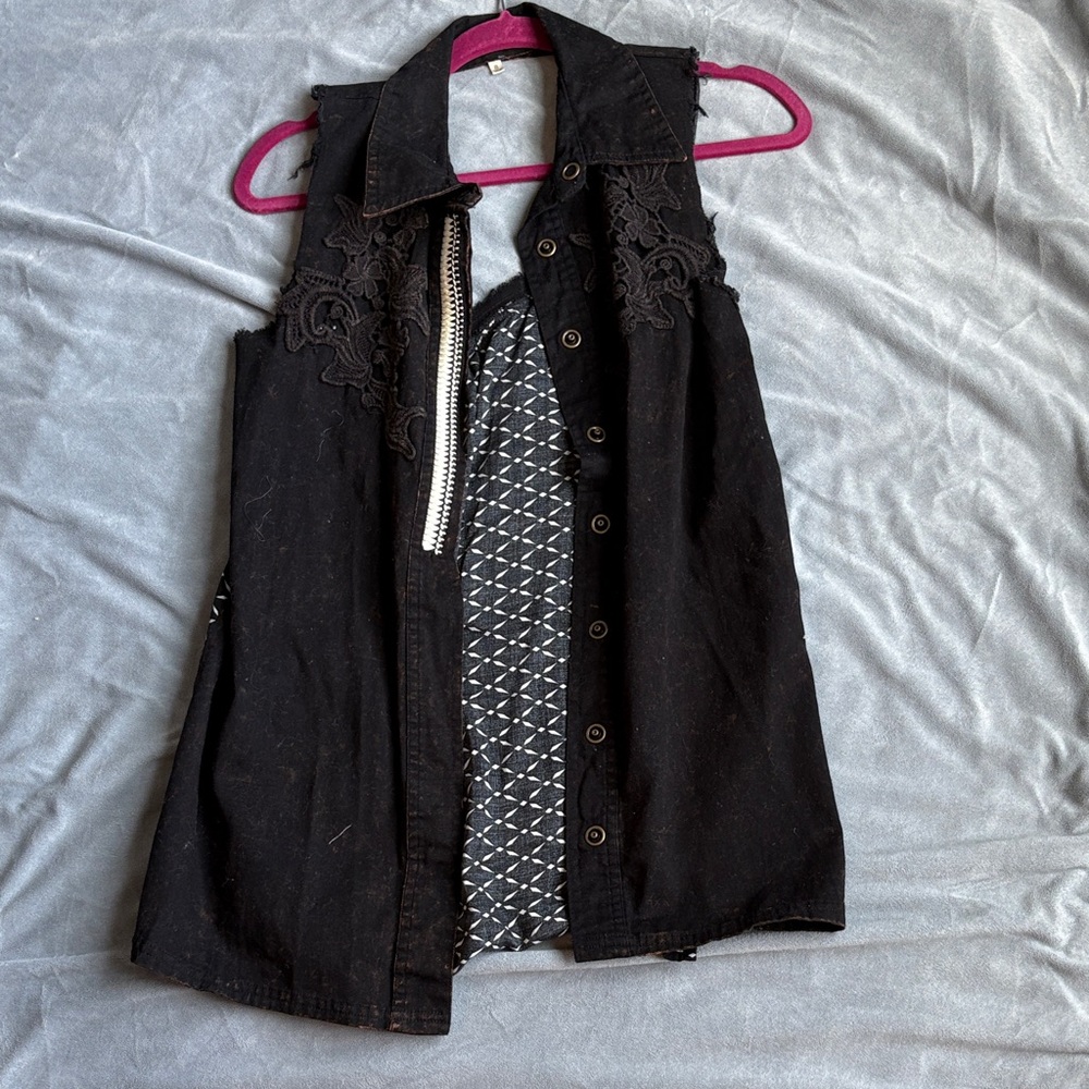 gimmicks by BKE Black Sleeveless Button-Up Blouse with Lace Detail